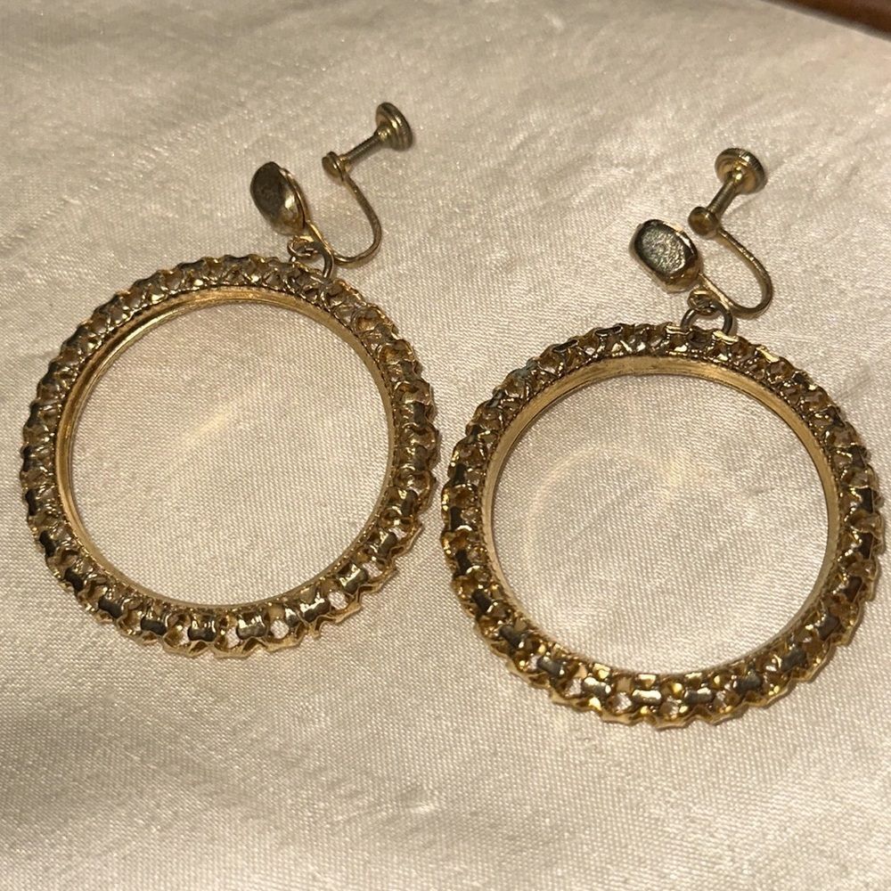 Vintage large circle gold tone filigree look screw back drop earrings